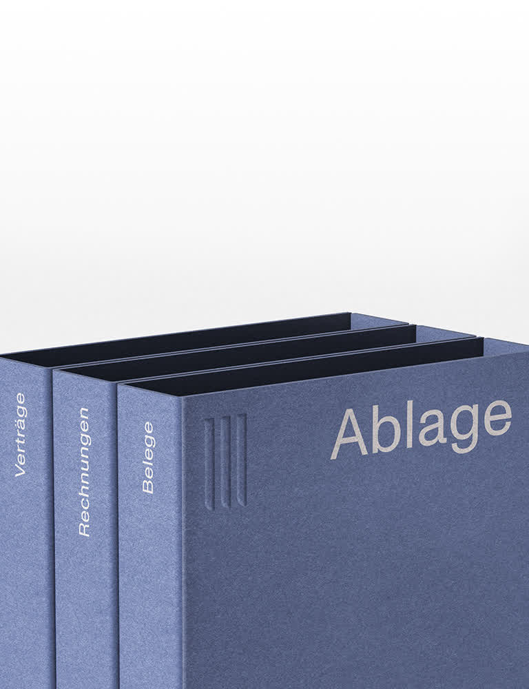Blaue Ordner mit Beschriftungen: Ablage, Verträge, Belege.