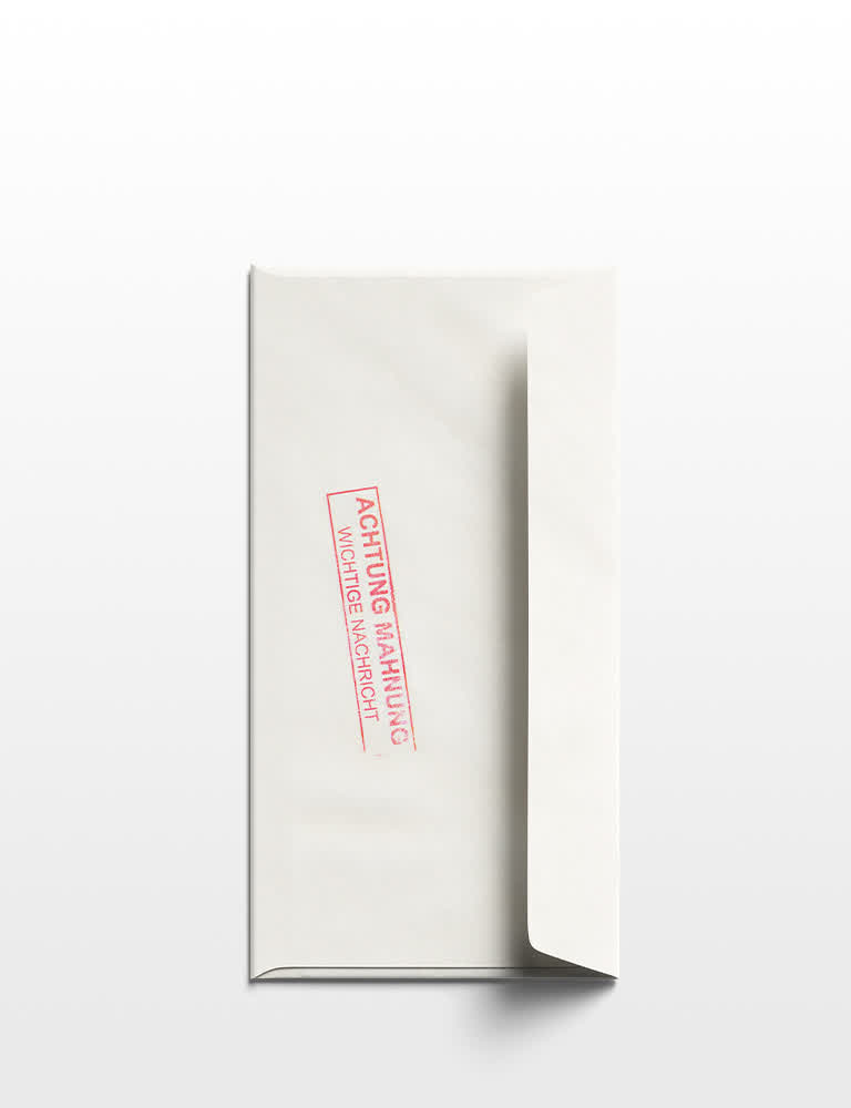 Umschlag mit 'Achtung Mahnung' Stempel geöffnet