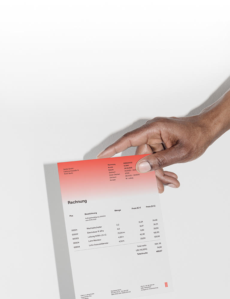 Hand hält rotweiße Rechnung.