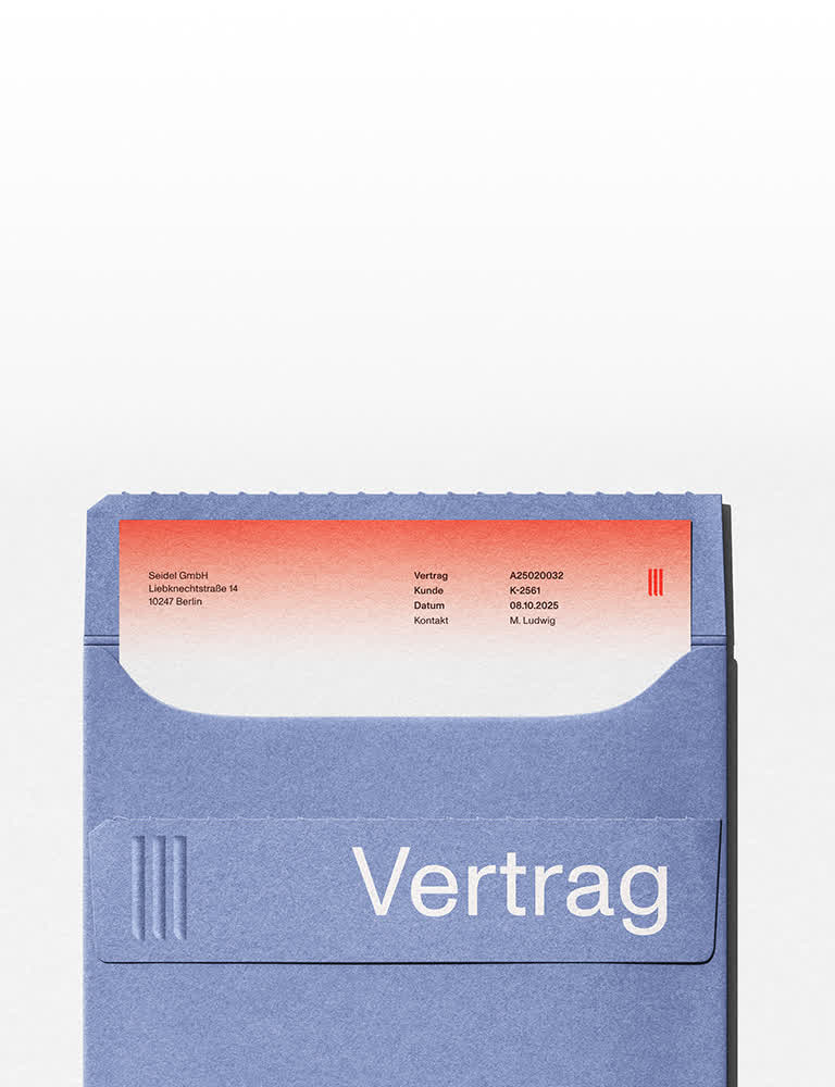 Blauer Umschlag mit Vertrag und Adresse.